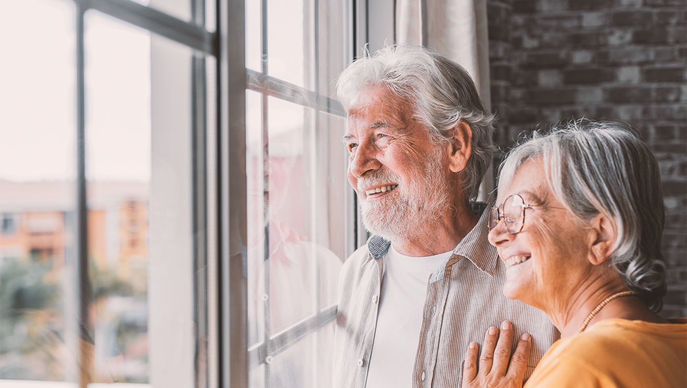 Par som tittar ut genom fönstret efter samtal om impotensbehandling.