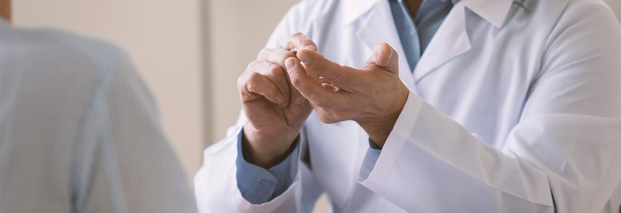 Inzoomen op de hand van een dokter terwijl die prostaatcondities uitlegt.