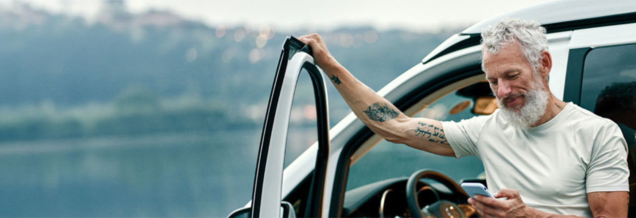 Man zoekt op zijn telefoon naar urologische gezondheidsproblemen.