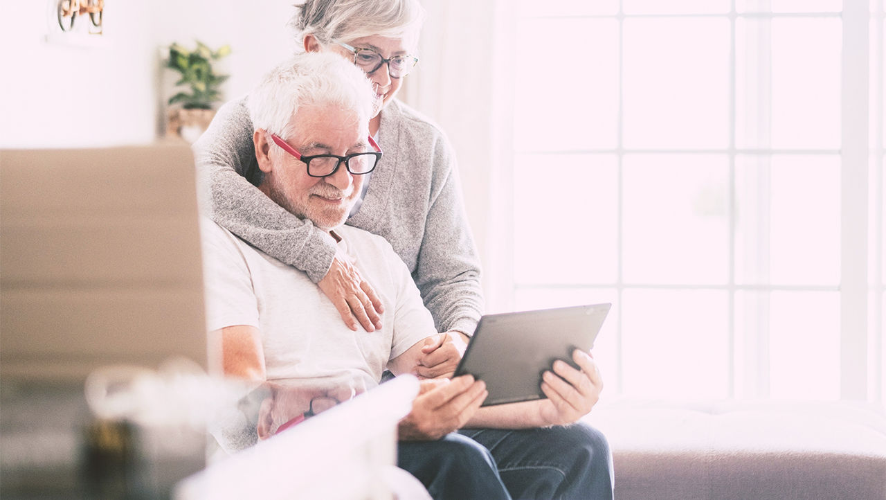 Man en vrouw lezen op een tablet over therapie voor erectieproblemen.