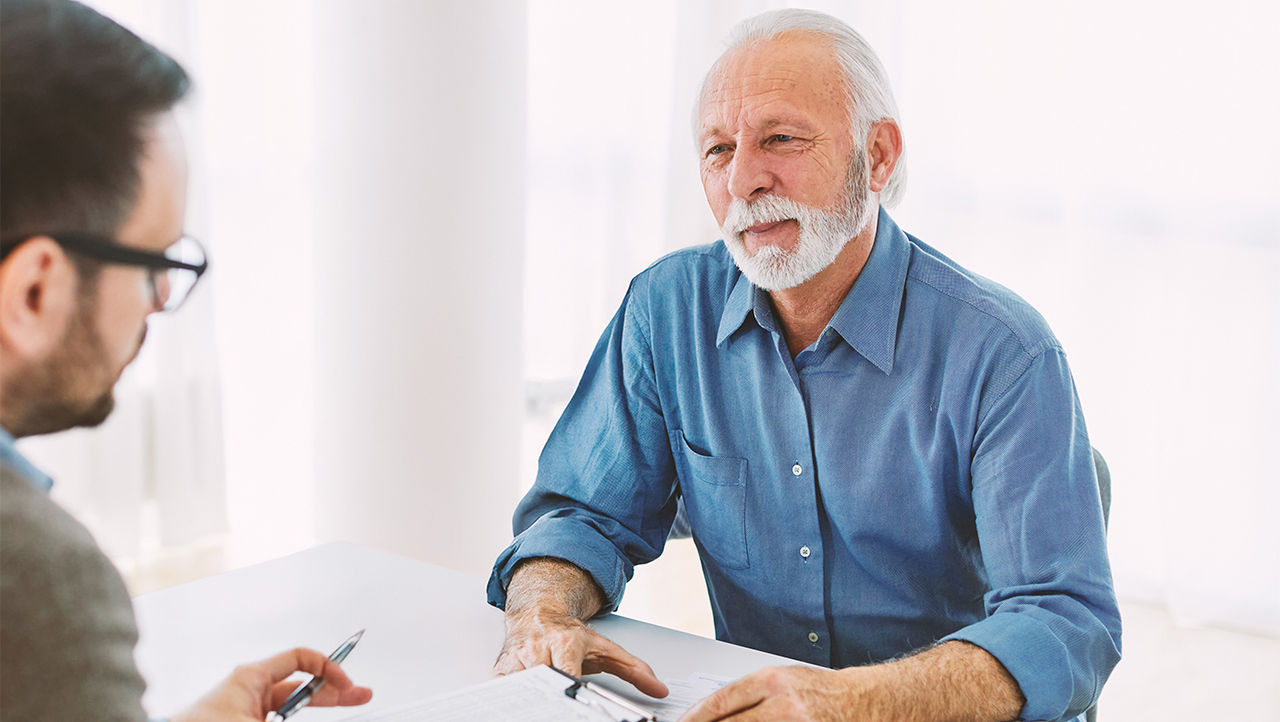 Man bezoekt dokter en praat over mannelijke incontinentie.