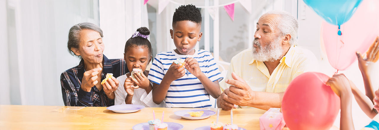 Man met een artificiële urinaire sfincter op een kinderverjaardagsfeestje.