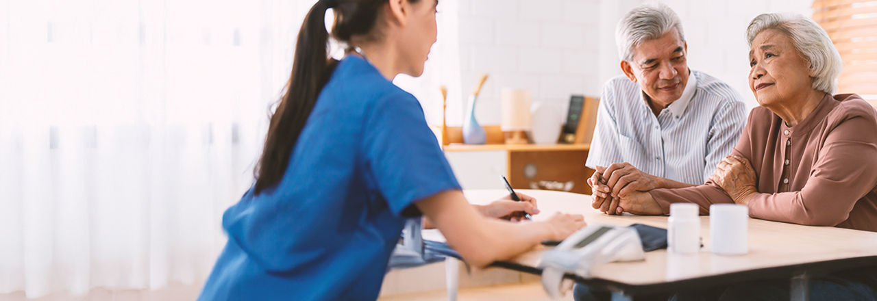 Äldre par som talar med läkare om behandlingsalternativ.