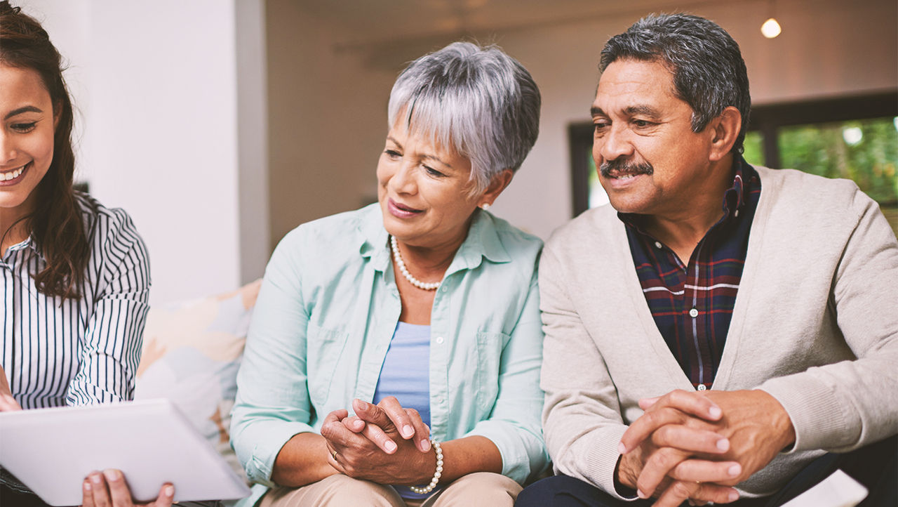 Par som läser om vattenångsterapi.