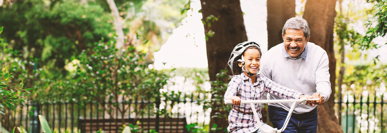 Man som återhämtar sig efter vattenångsterapi och leker med sin dotter.