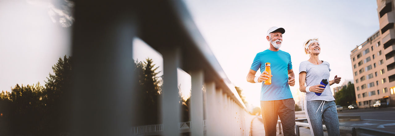 Man som lider av manlig inkontinens och kvinna springer på gatan.
