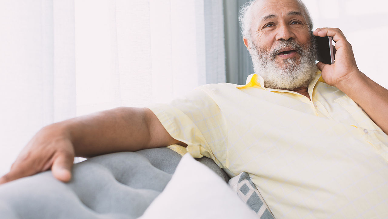 Man med artificiell urinrörssfinkter som pratar i telefon.