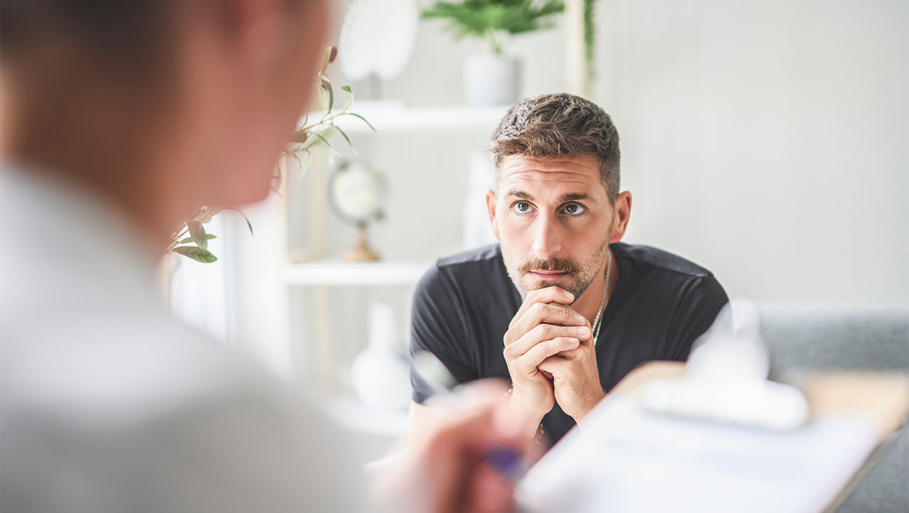 Läkare som förklarar urologiska hälsotillstånd för en manlig patient.