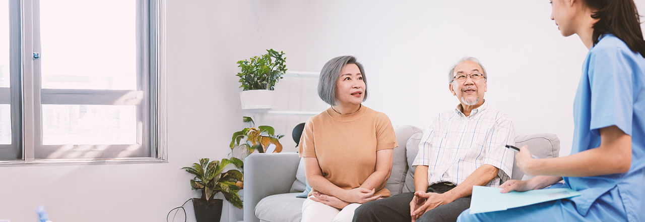 Läkare som förklarar prostatacancer för ett äldre par.