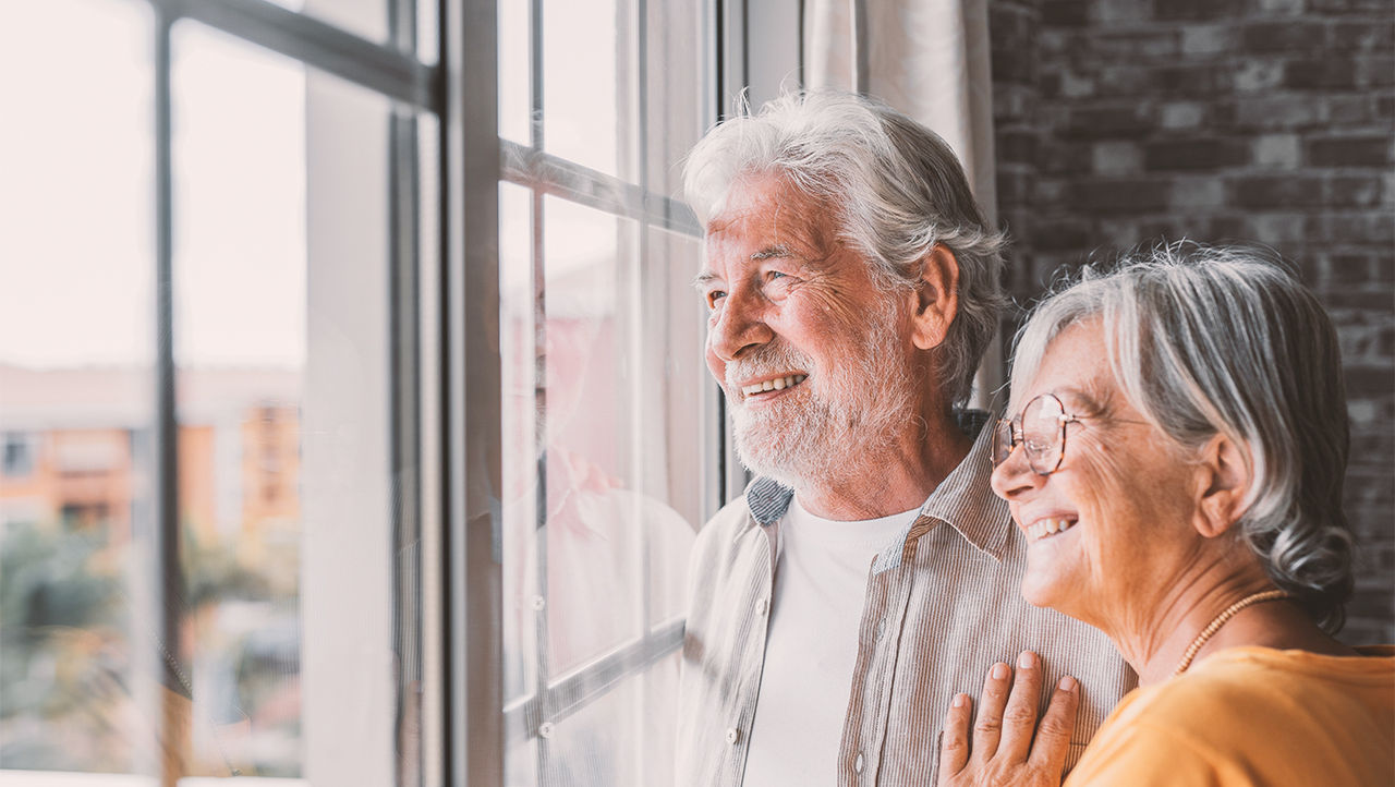 Ett äldre par tittar ut genom fönstret efter ett samtal om impotensbehandling.