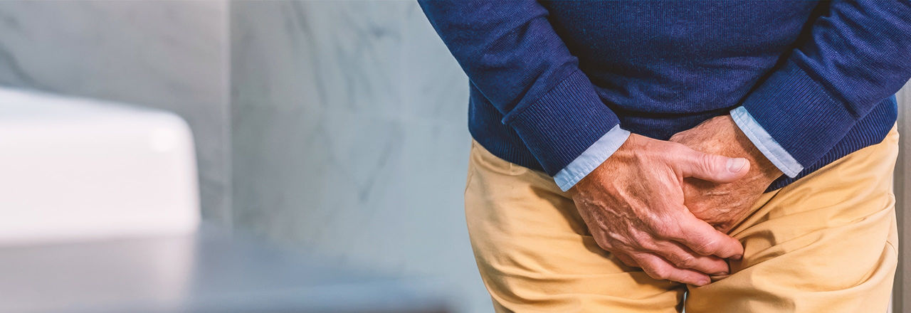 Man upplever urinstress som en följd av manlig inkontinens.