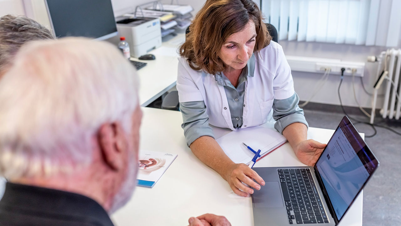A physician explains unrinary incontinance to her elderly patients