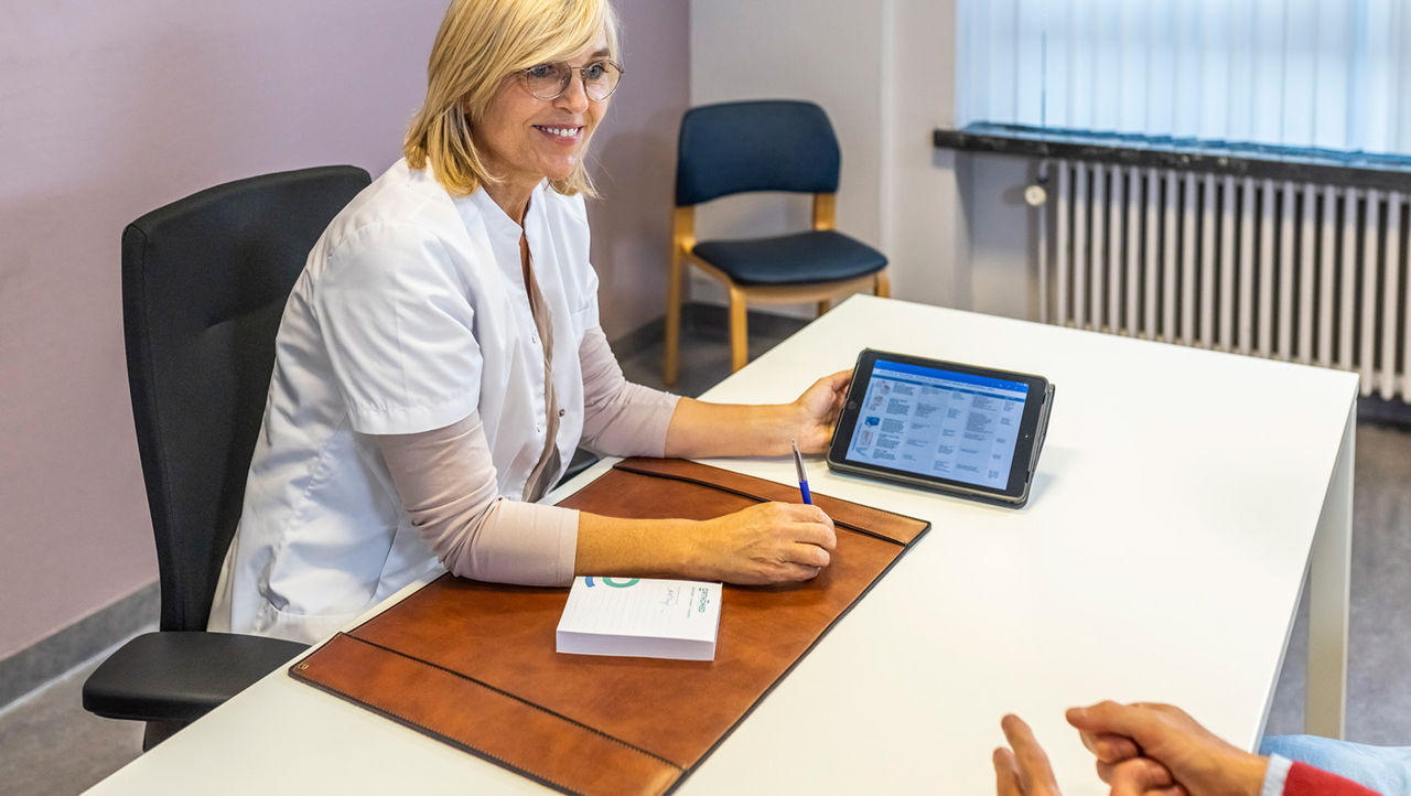A physician explains unrinary incontinance to her elderly patients